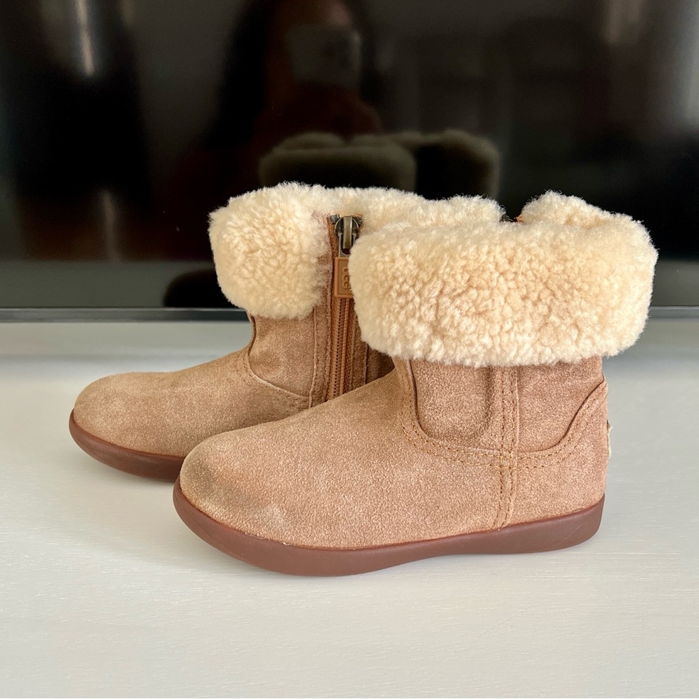 Ugg girls boots size 9c - Picture 2 of 8